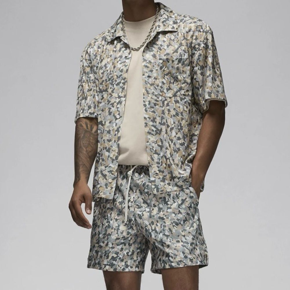 NWT Jordan Essentials Men’s Poolside Shirt M